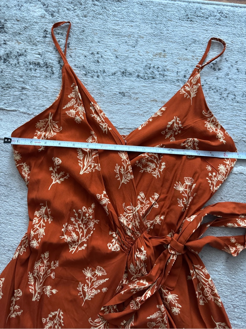 💕 🆕 Cupshe wrap mini dress in caramel brown and cream wildflowers print - Picture 11 of 14